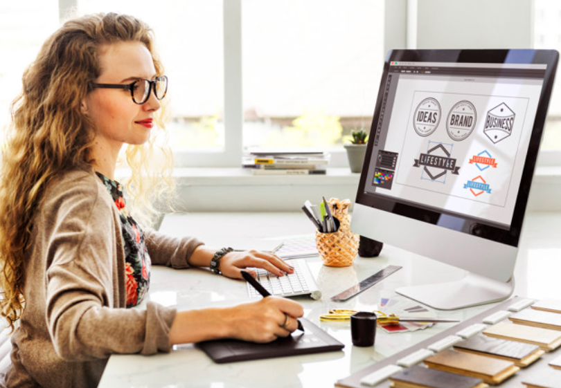Foto de chica trabajando en el diseño de logos