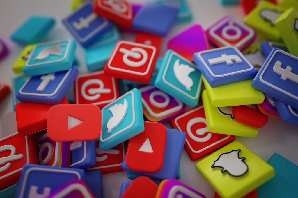 Pila de logos de redes sociales que puede gestionar un social media manager o un community manager