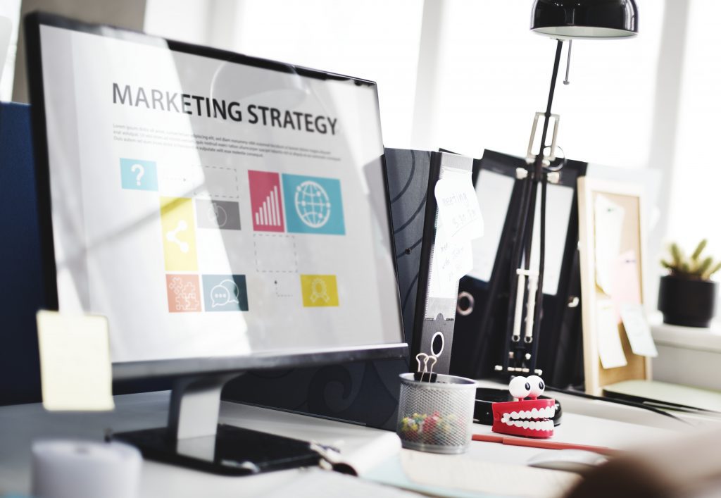 Fotografía de un ordenador con estadísticas en la pantalla, datos sobre marketing para el social media manager